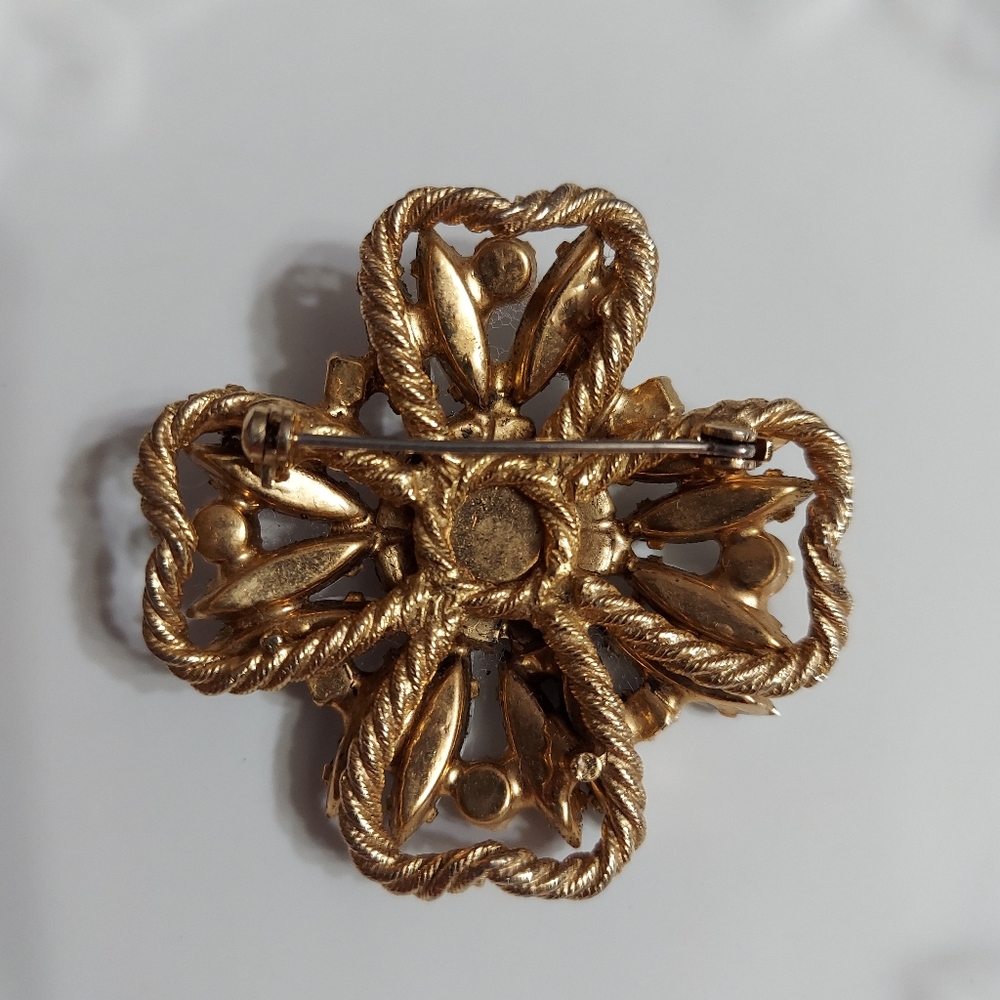 Vintage Textured Gold Tone/White Marquee, Faceted Cut Crystal Stone Brooch/Pin - Picture 4 of 4